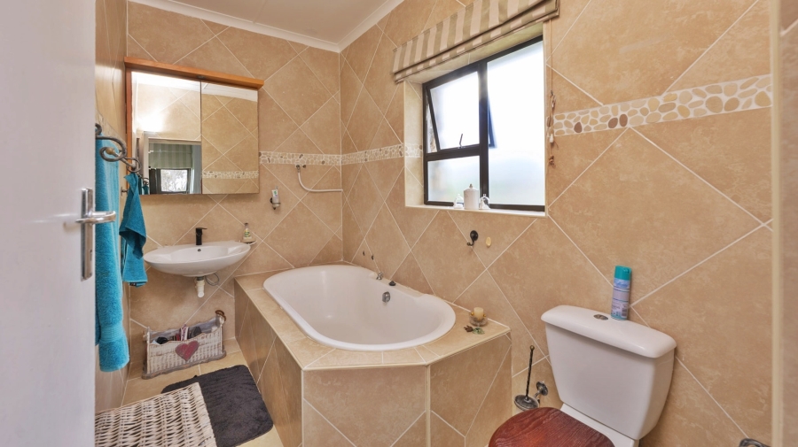 5 Bedroom Property for Sale in Struisbaai Western Cape